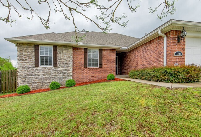Building Photo - Spacious 3 Bedroom Home on Corner Lot! Must See!