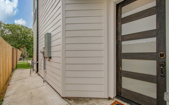 Building Photo - 1616 Benson St