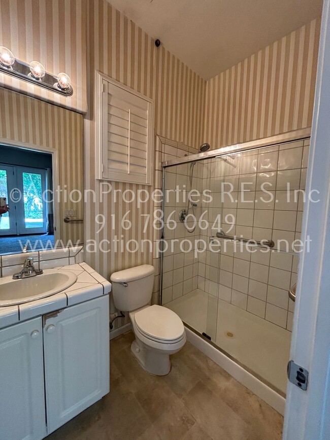 Building Photo - Single Story, Possible In-law or Great Hom...