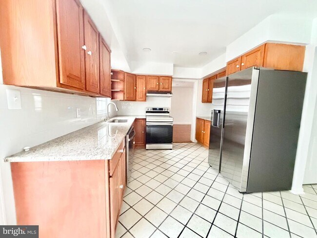 Building Photo - 4001 Middle Ridge Dr