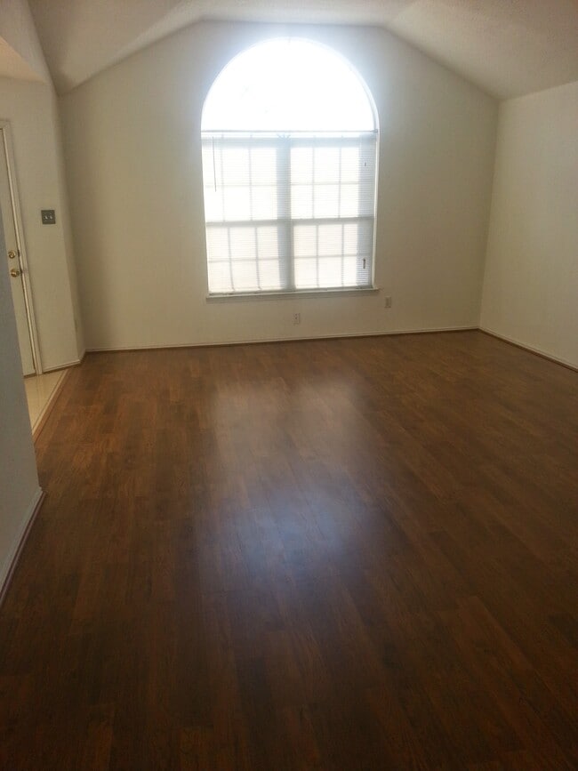 Building Photo - 307 Dakota Dr
