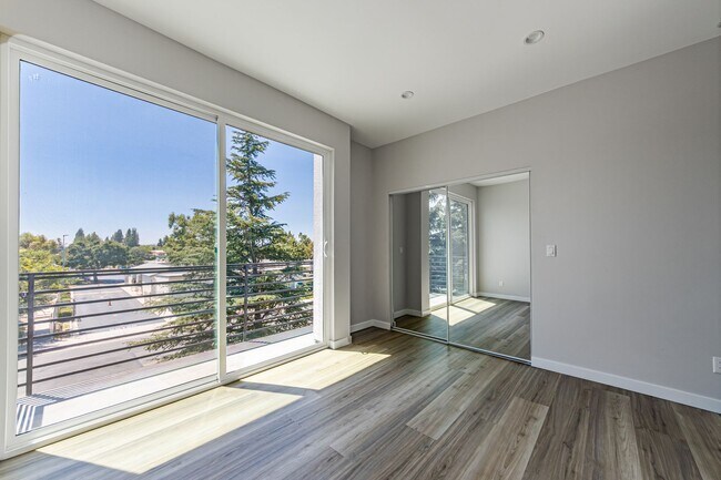 Building Photo - Sleek and spacious 4-bedroom, 4.5-bathroom...