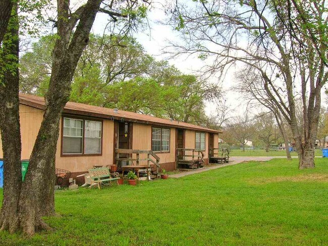 Building Photo - 207 E Elm St