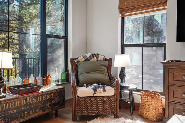 Building Photo - 18 Spur Dr