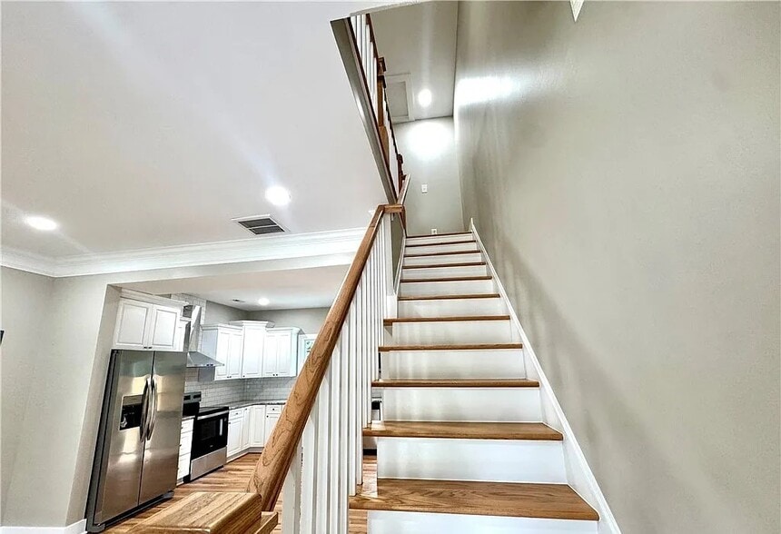 Building Photo - 1130 W High St