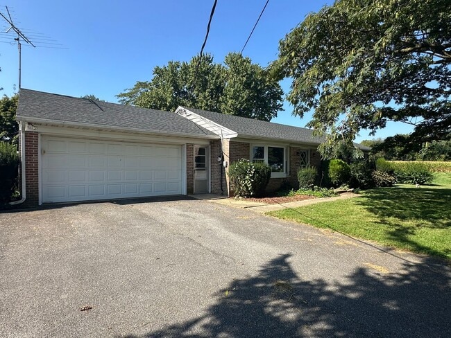 Building Photo - 3 Bedroom Ranch Home in Lampeter Strasburg...