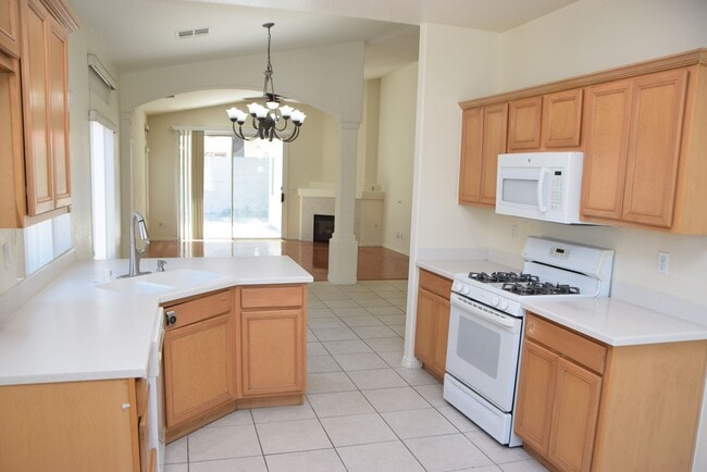 Building Photo - 1 STORY HOME IN GATED SE COMMUNITY