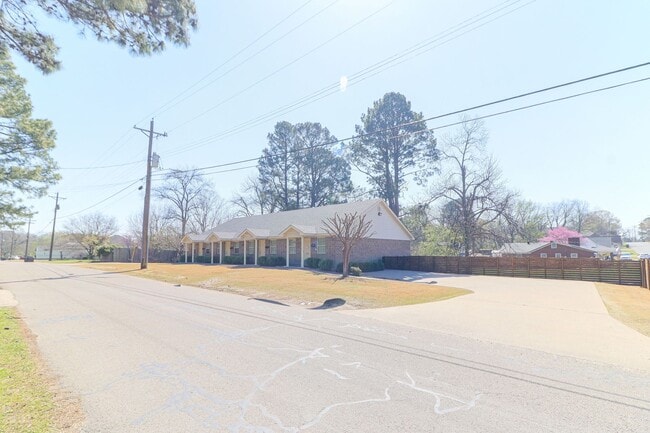 Building Photo - Luxury 1 Bedroom Downtown Jonesboro!