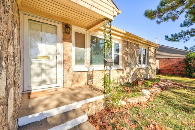 Building Photo - Adorable remodel at Lake Hefner