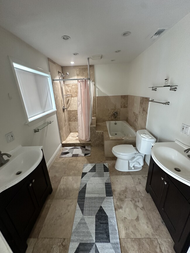 Double vanities and tub in master bathroom. - 7403 Vanalden Ave