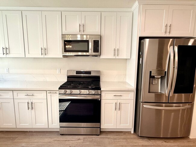 Building Photo - Updated 3-Bedroom Tri-Level Condo w/Bonus Room, Laundry & Garage in Prime Chatsworth!