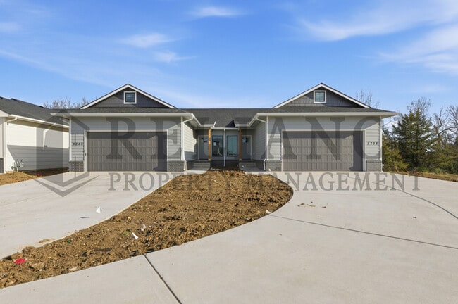 Building Photo - 5238 N Pinecrest Ct