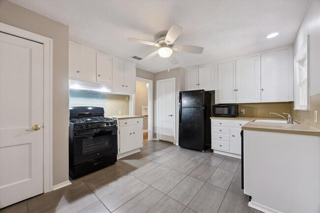 Building Photo - 1205 W 40th St