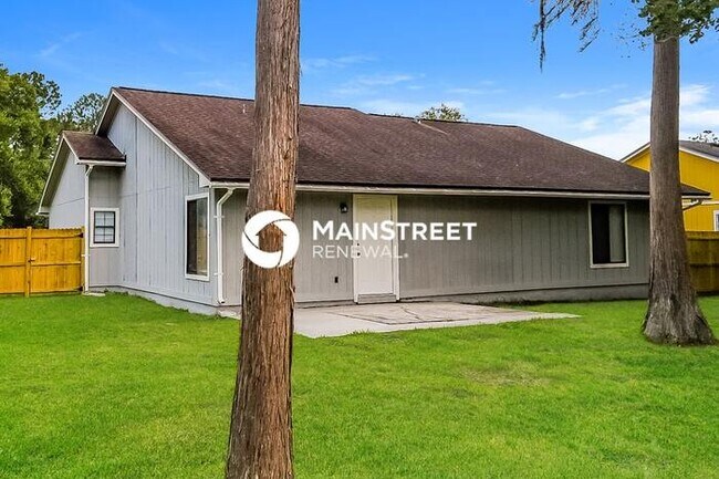 Building Photo - 3 Bedroom Pet-Friendly Home in Jacksonville, FL with Main Street Renewal