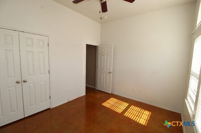 Building Photo - 401 Rainbow Court