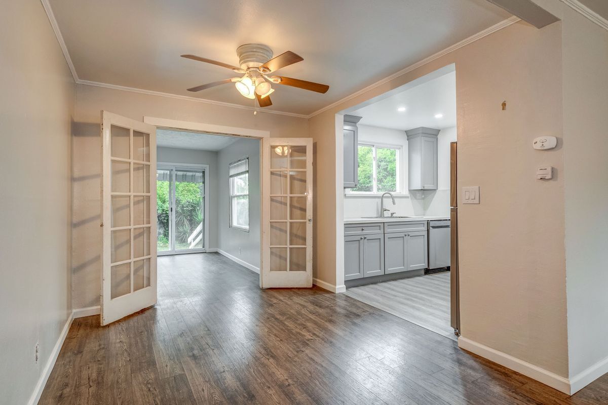 Building Photo - 566 Russell St