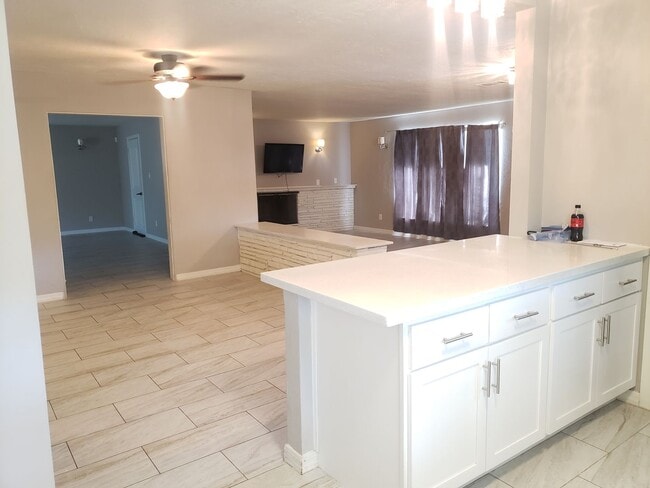 Building Photo - Historic District 3 be d3 bath home w/ RV gate