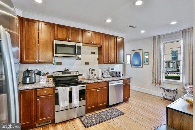 Building Photo - 13 E C St