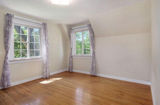 Building Photo - 2065 Chalmers Dr