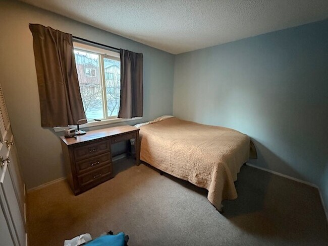 Building Photo - Long-Term Lake Forest Glenn Condo