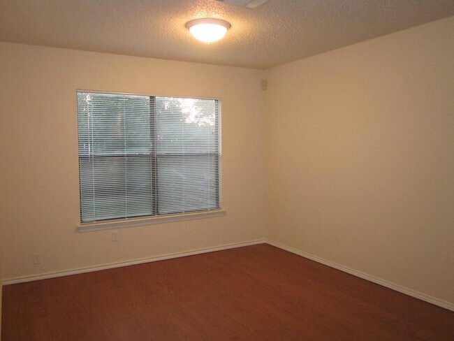 Building Photo - 1102 Comfort St