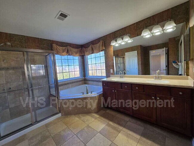 Building Photo - 2520 Post Oak Dr