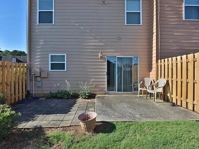 Building Photo - 5025 Sherwood Way