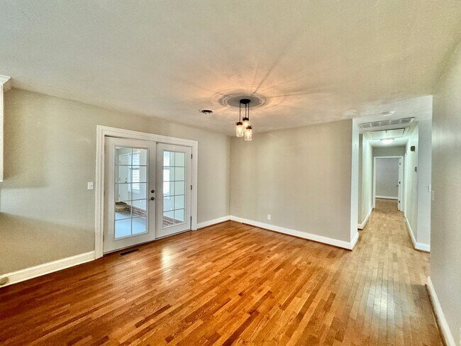 Building Photo - Recently Updated 4-Bedroom Ranch Home w/a 2 Bedroom Guest Cottage! Ready 04-23-26! Pet Friendly Home