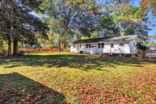 Building Photo - Great location