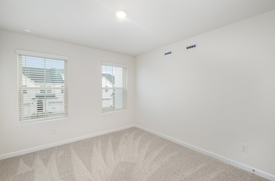 Building Photo - 605 Club View Way