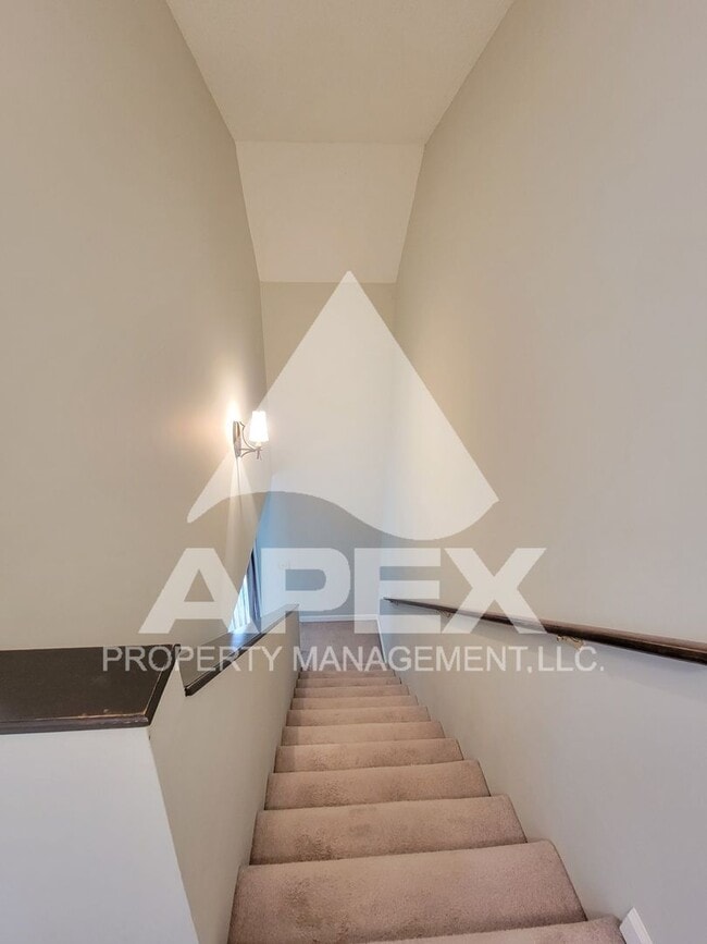 Building Photo - WEST KNOX - Spacious 2Bd/2Ba Condo in Silverbrook!