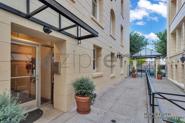 Building Photo - 323 29th St