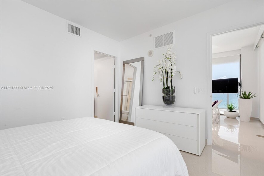 Building Photo - 5875 Collins Ave