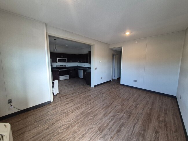 Building Photo - 458 N Creek Dr