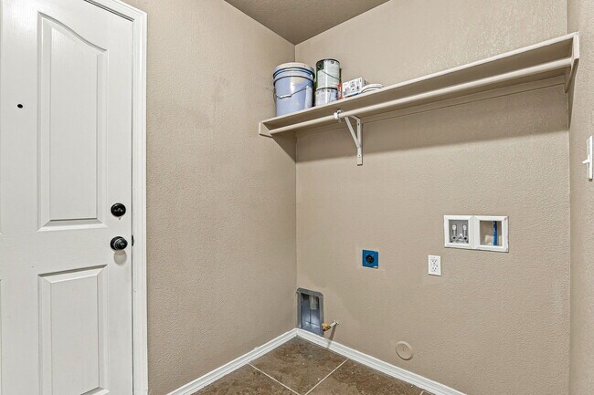 Building Photo - 14352 S Cave Ave