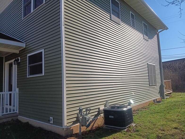 Building Photo - 811 N State St