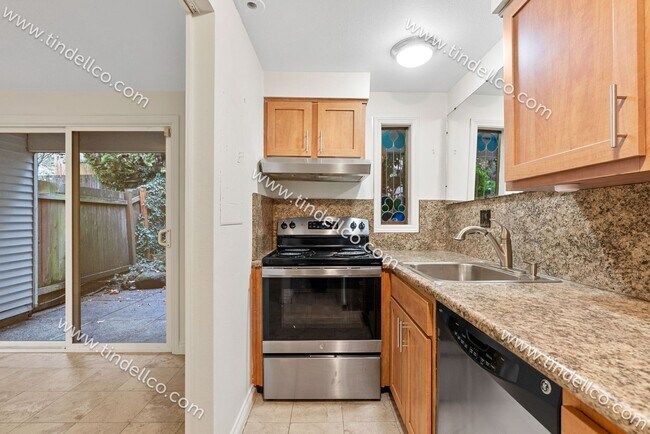 Building Photo - Updated, Spacious 2 Bedroom, Pet Friendly ...