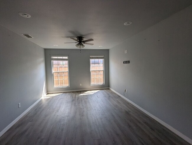 Building Photo - 1302 N Clinton Ave