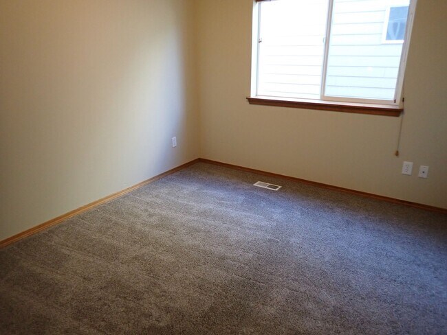 Building Photo - Beautiful 5 Bedroom Puyallup Home