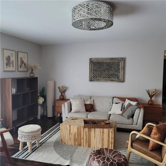 Building Photo - 900 River Reach Dr