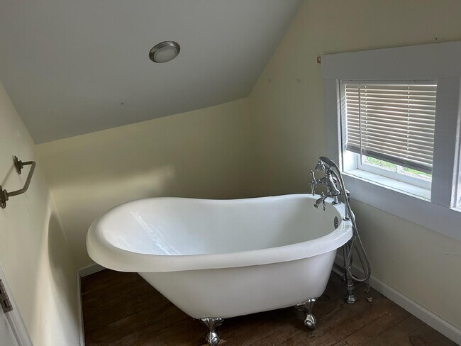 Building Photo - 1 Monroe Bay Ave