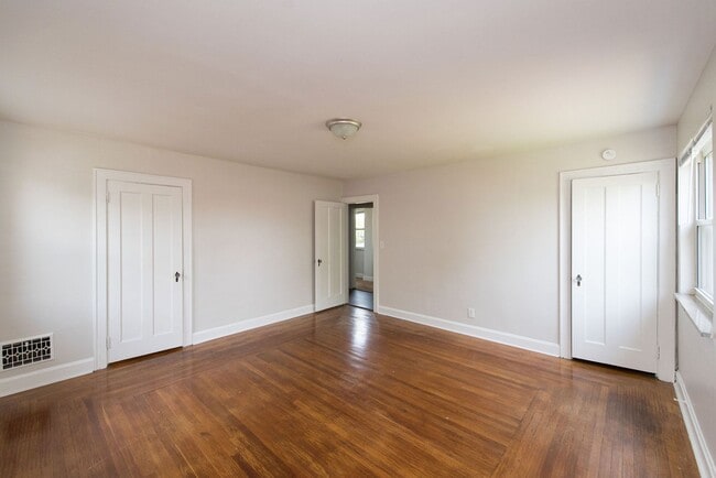 Building Photo - COVEDALE- 3 bedroom 1.5 bath Tudor with up...