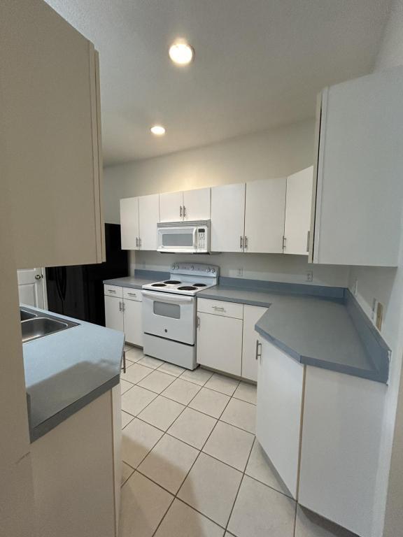 Building Photo - 1600 Sturdivant Dr