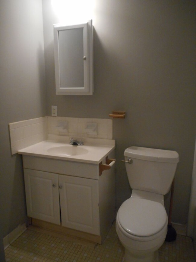 Building Photo - Charming 3 Bedroom, 1.5 Bath Home with Gar...