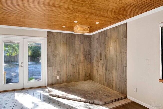 Building Photo - 525 Lakewood Rd