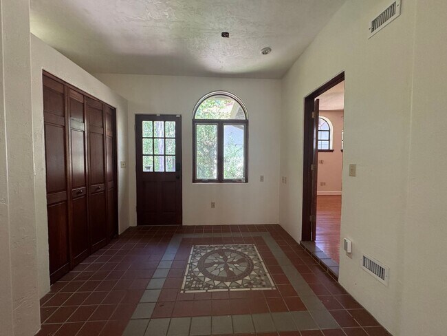 Building Photo - 3 Bed 2 Bath Home in Golfview