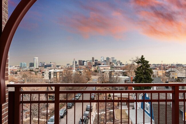 Building Photo - Gorgeous condo with city views