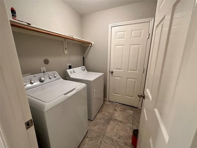 Building Photo - 2303 Summit Meadow Dr