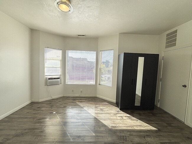 Building Photo - 517 E 500 S