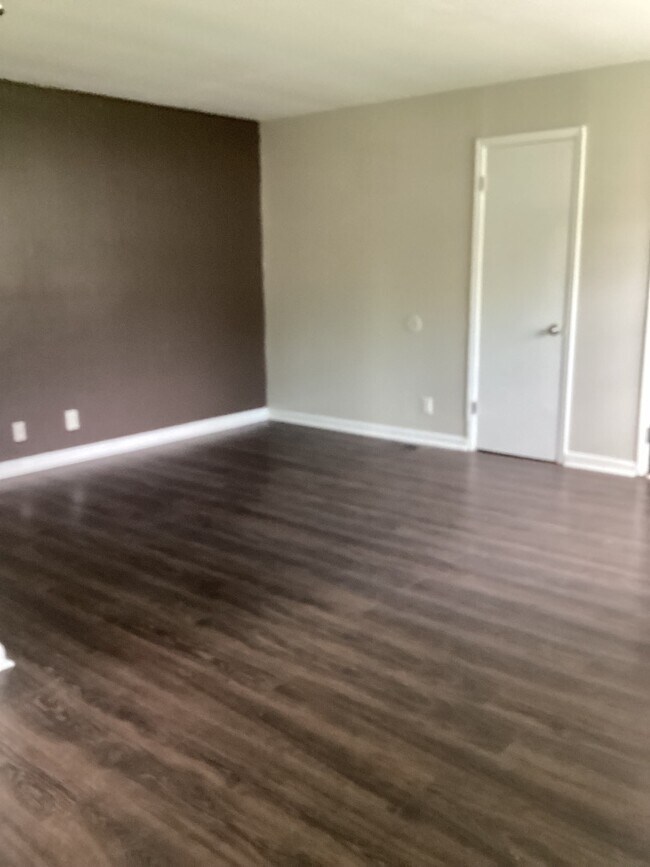 Building Photo - 2408 Whitesburg Dr